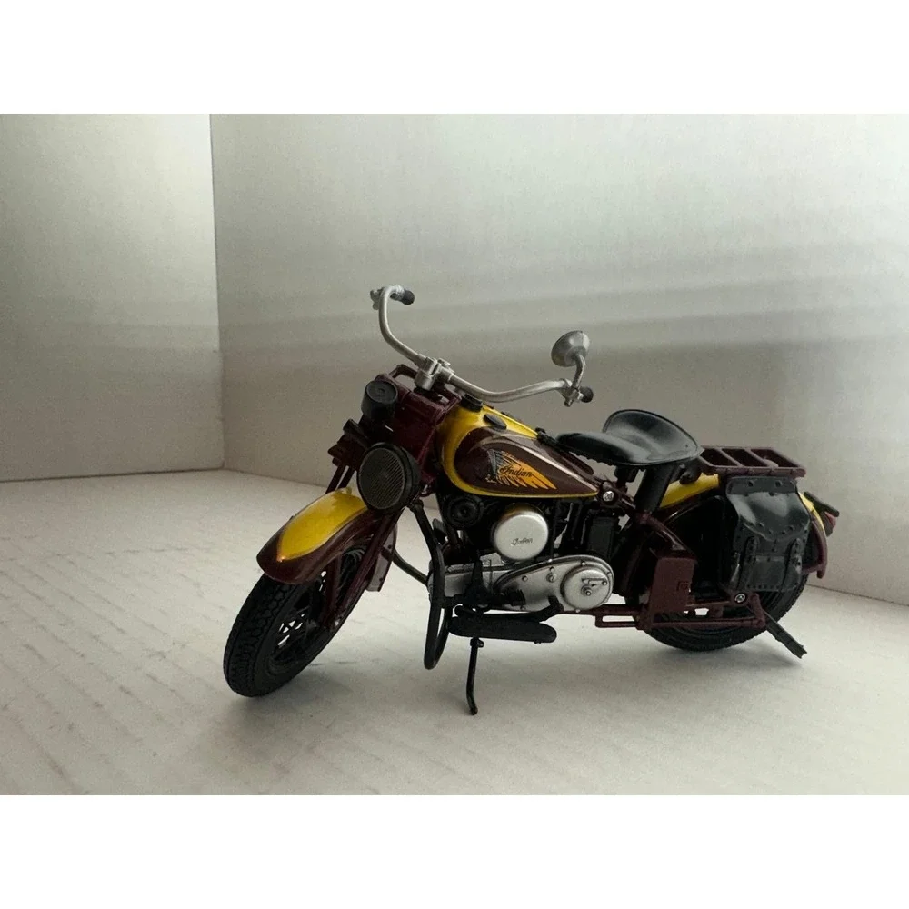 Indian Sport Scout 1:12 Die-Cast Motorcycle Model Yellow/Burgundy